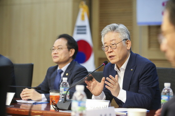 이재명, 국민의힘 대선 후보 대립 속 찾아가는 복지 주장돼
