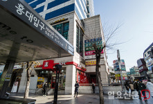 한산한 홍대입구역 9번 출구