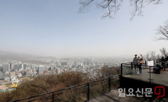 파란 하늘 아래 황사띠
