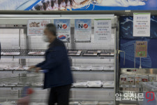 하나로마트수비비안 | 일본 수산물 취급 안하는 창동 하나로 마트 안내문을 지나치는 손님