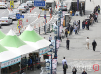 서울역 광장에 길게 늘어선 줄