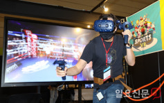 서울가상증강현실박람회에서 스포츠 체험하는 관람객
