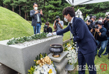 백범 김구 선생 묘역 참배하는 이준석 대표