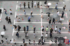 검사 대기자로 줄 선 강남구 보건소 주차장