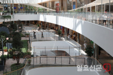 거리두기 4단계 시행 첫 휴일, 한산한 쇼핑몰