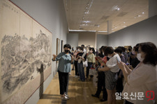 이건희컬렉션을 설명중인 큐레이터