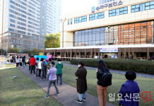 송파구보건소에 늘어선 코로나19 대기줄