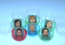 남의 증명사진을 왜…일본 캡슐토이 뜻밖의 붐 까닭