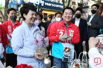 꽃바구니 구입하는 안철수, 김은혜 