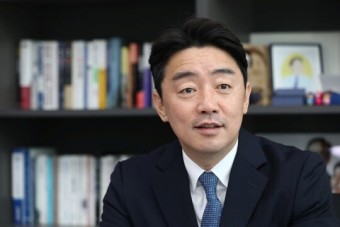 [인터뷰] 강훈식 민주당 당대표 후보 “단일화? 아직은 내 비전 보여줄 시간”