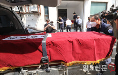 운구차에 오르는 세 모녀의 관