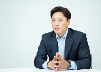 '국민타자' 이승엽, 두산 베어스 신임 사령탑으로 현장 복귀