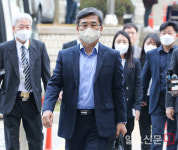 법정에 들어가는 서욱 전 국방부 장관