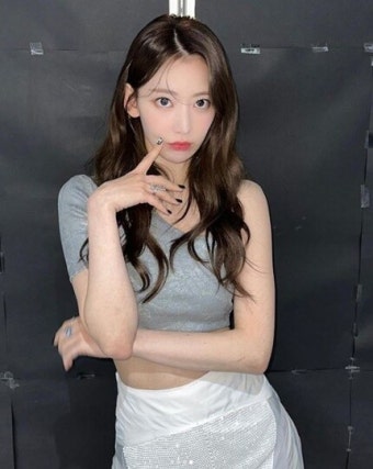 르세라핌 사쿠라, 강렬한 매혹 눈빛에 우윳빛 피부 '여신미'