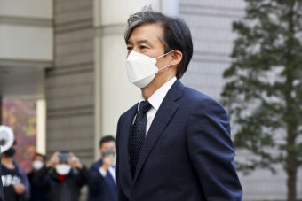 조국 전 법무장관, 1심 징역 2년 실형 선고받아…법정구속은 면해