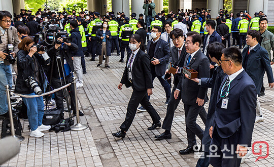 서울 법원, 경찰 위법 행위 인정…박 대표에 700만원·활동지원사에 300만원 배상 결정