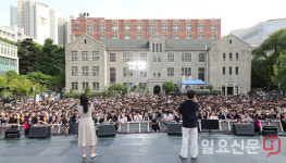 중앙대 축제 공연무대에 모인 학생들