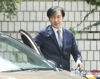 차에서 내리는 조국 전 법무부장관