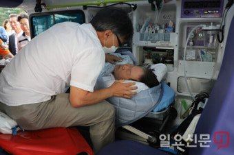'단식 19일째' 병원 이송되는 이재명