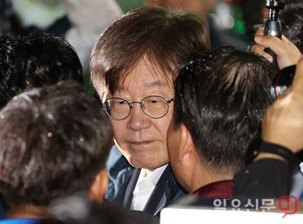 지지자들과 인사 나누는 이재명 대표