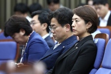 고민정 "유인촌, 이동관에게 개인교습 받았나…뻔뻔함 극에 달해"