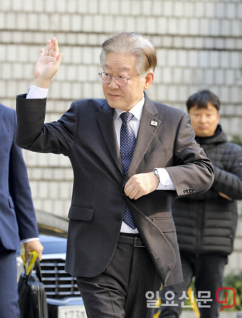 지지자에게 손인사 하는 이재명 대표