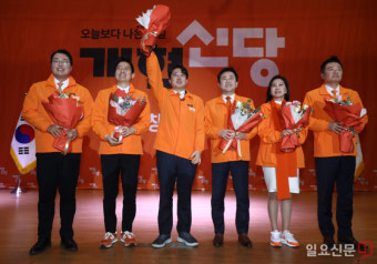 손을 들어보이는 이준석 개혁신당 대표