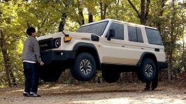 맨손으로 차를 번쩍! 스티로폼으로 재탄생한 ‘랜드크루저 70’ 화제