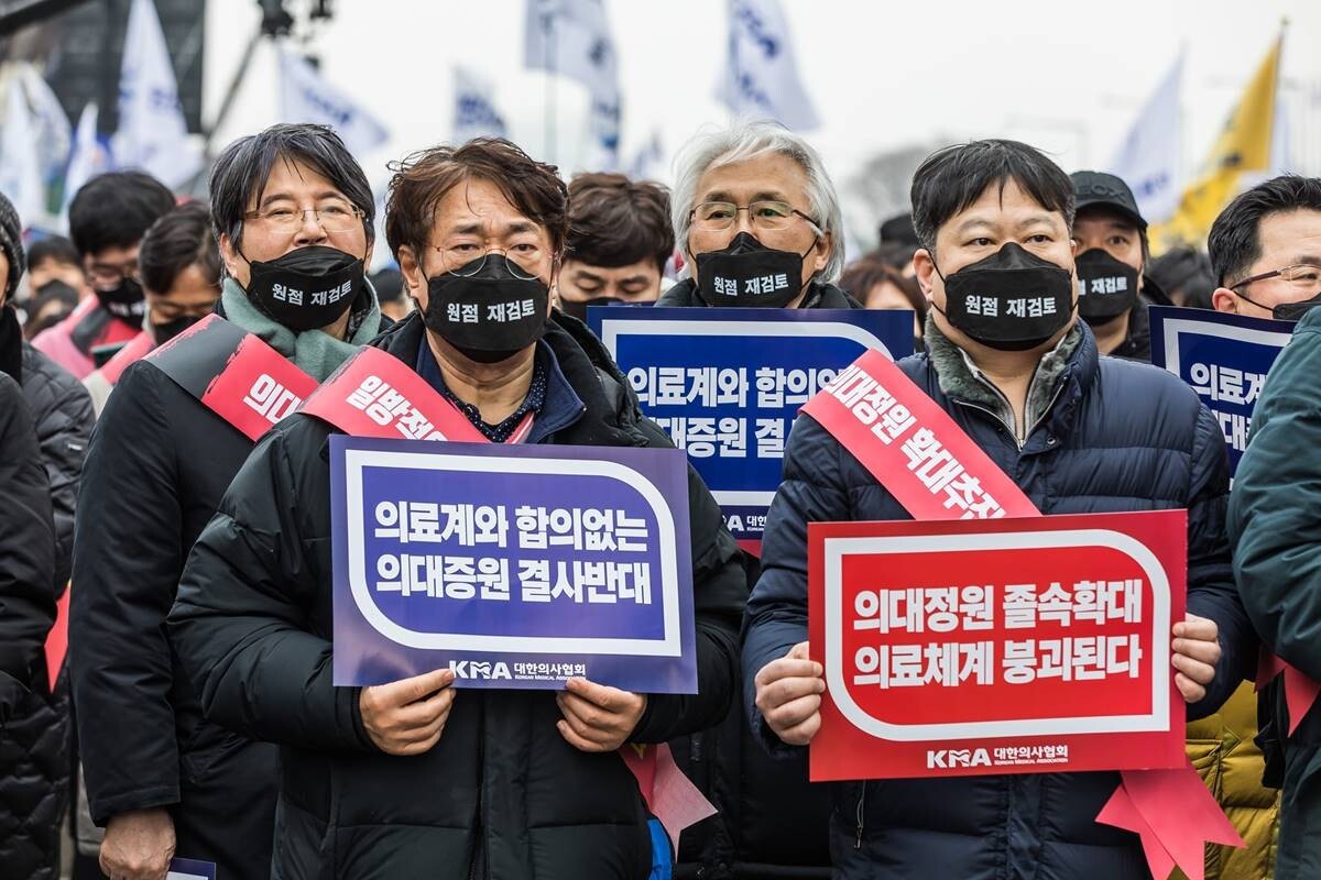 의협 전 비대위원장 의사면허 정지 소송 진행 중, 집행정지 신청 기각 여파 계속 될 듯