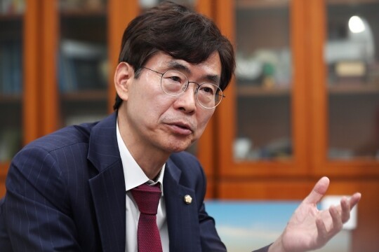 조 경태 의원, 계엄 해제 방해 의혹 조사 속 내란 특검 출석