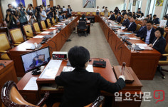 반쪽으로 열린 과방위