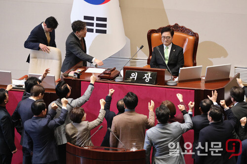 의장 발언에 항의하는 권성동, 여야 정치인들이 모여들다