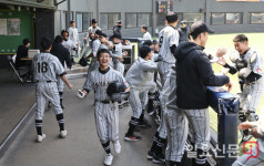 결승전에서 득점후 환호하는 자양중학교