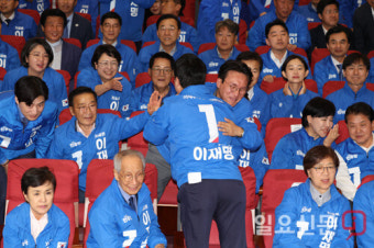 출구조사 발표에 얼싸 안은 박찬대-김민석