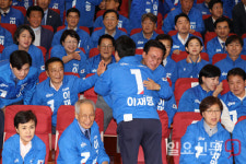 출구조사 발표에 얼싸 안은 박찬대-김민석