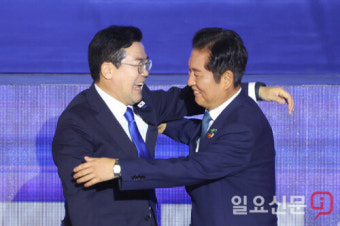 경쟁 펼친 박찬대와 포옹하는 정청래 신임 당대표