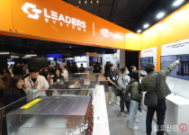 엔디비아 부스 둘러보는 관람객들