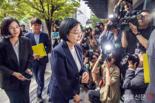 한성숙 총리 후보자에게 쏠린 취재진의 관심