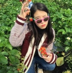 아이유, 딸기 농장에 나타난 요정? 다 땄어요 패션 포인트는 선그라스
