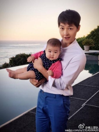 장쯔이, 딸 안고 있는 송중기 사진 올려...