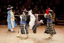 [ET-ENT 국악] 국립극장 마당놀이 ‘춘풍이 온다’(2) 실질적 1인 다역 소화한 김준수, 조유아