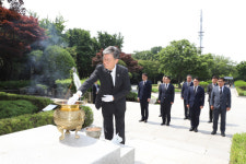 박수복 인천국세청장, 수봉공원 현충탑 찾아 참배