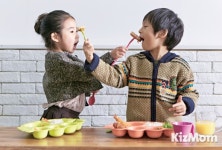 재밌는 식사시간 만드는 유이앤루이 유아식기 <매거진 키즈맘>
