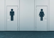 무단주차 운전자 찾겠다며 女탈의실 입구 들어간 남성 벌금형