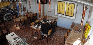 손주 같았는데... 아침부터 삼겹살 3인분 먹고 도망간 男