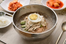 시원한 냉면 먹으려다 깜짝;여름 인기메뉴 가격 또 인상