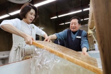 김혜경 여사, 전주서 한지 뜨기 직접 체험…