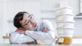은퇴세대, 외식 줄인 대신 HMR을 먹었네