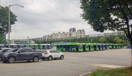 반대 현수막에 내걸린 차고지의 꿈