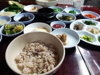 보리밥과 향긋한 봄나물-고향보리밥